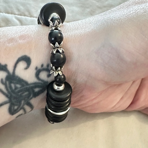 Black Onyx and silver tone stretchy bracelet. Rounds and discs - Picture 6 of 11